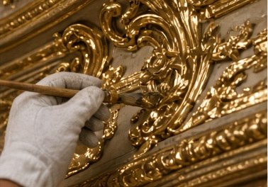 Pose de feuille d'or sur une moulure sculptée